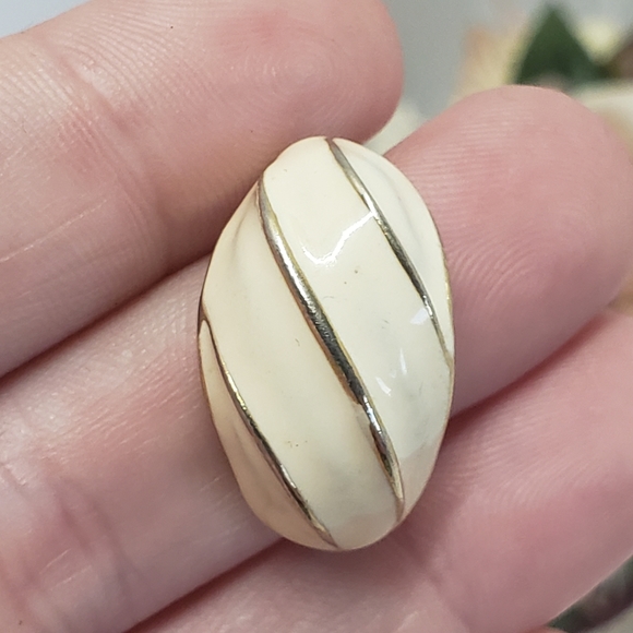 Elegant Vintage Cream & Gold Earrings - Picture 5 of 6